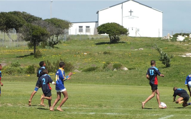 Die 1ste span (o/13) rugbyspelers se eertse drie sekondes nadat die beginfluitjie geblaas het.